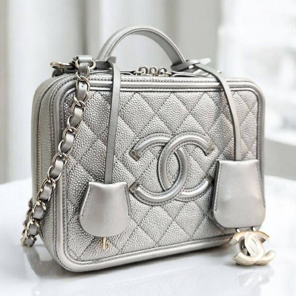 ✨️Excellent Condition Authentic CHANEL Silver Caviar Leather MEDIUM Vanity Bag - Picture 3 of 16